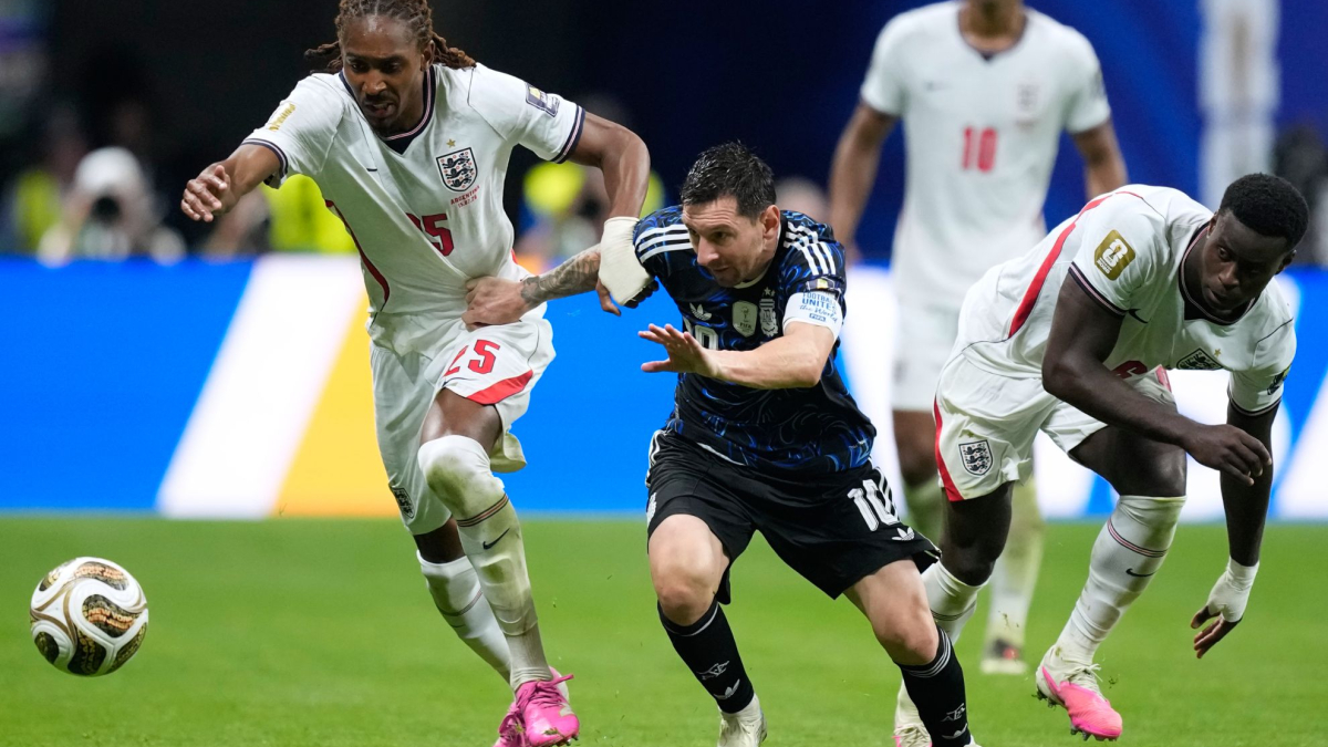 Calma en el entreno argentino tras la tempestad... y Messi sale descalzo