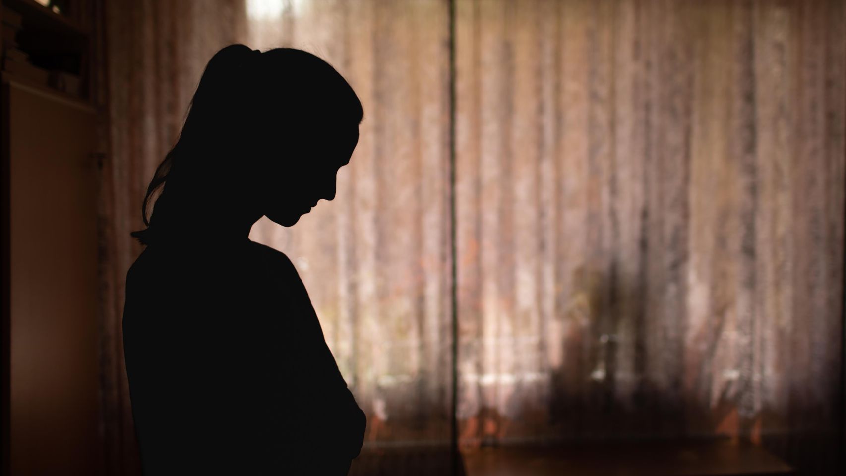 Un maltratador se cambió de sexo y evitó ser investigado por violencia de género: su víctima quedó desprotegida dos meses