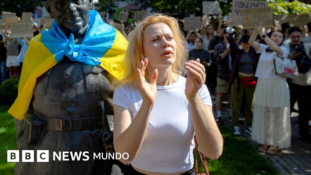 Por qué miles de personas salieron a protestar en Ucrania tras la destitución del ministro de Defensa
