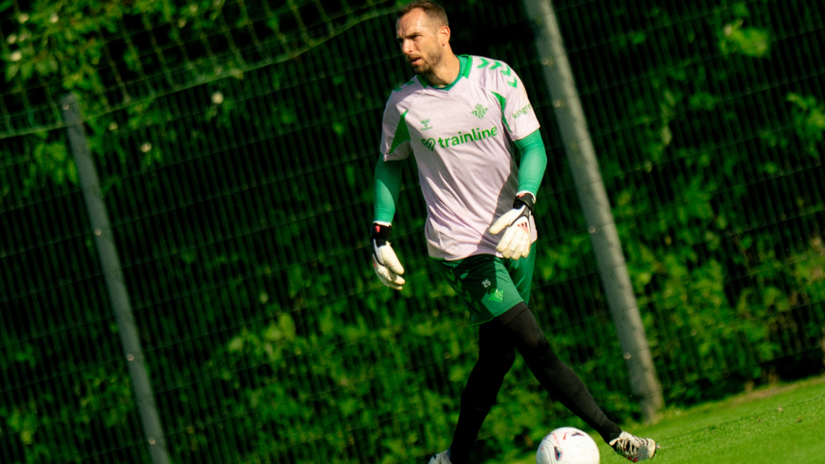 El Betis hace oficial la salida de Pau López, que firmará por el Andorra