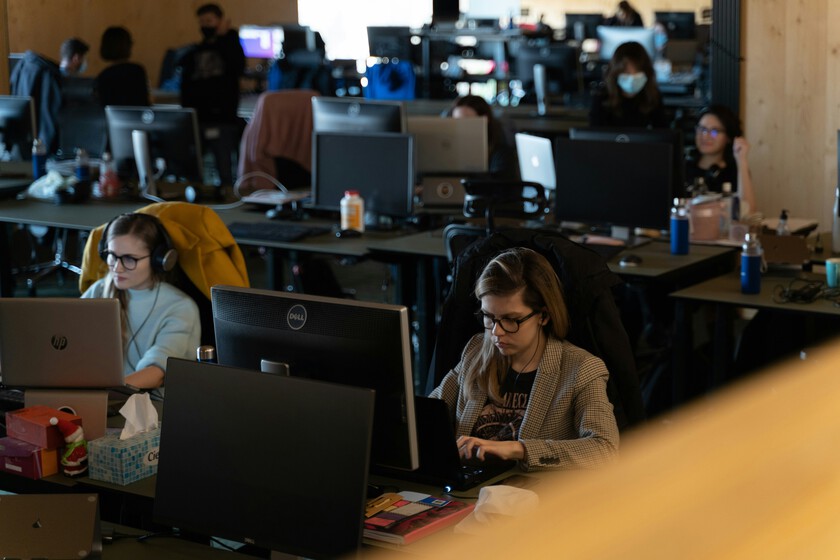 "La IA cambia el modo de trabajar y cómo se sienten las personas": el 30% de los trabajadores se sienten menos útiles