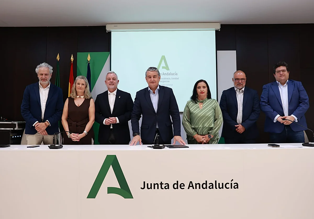 Antonio Sanz nombra una nueva gerente del SAS y mantiene al grueso de la cúpula de la Consejería de Sanidad
