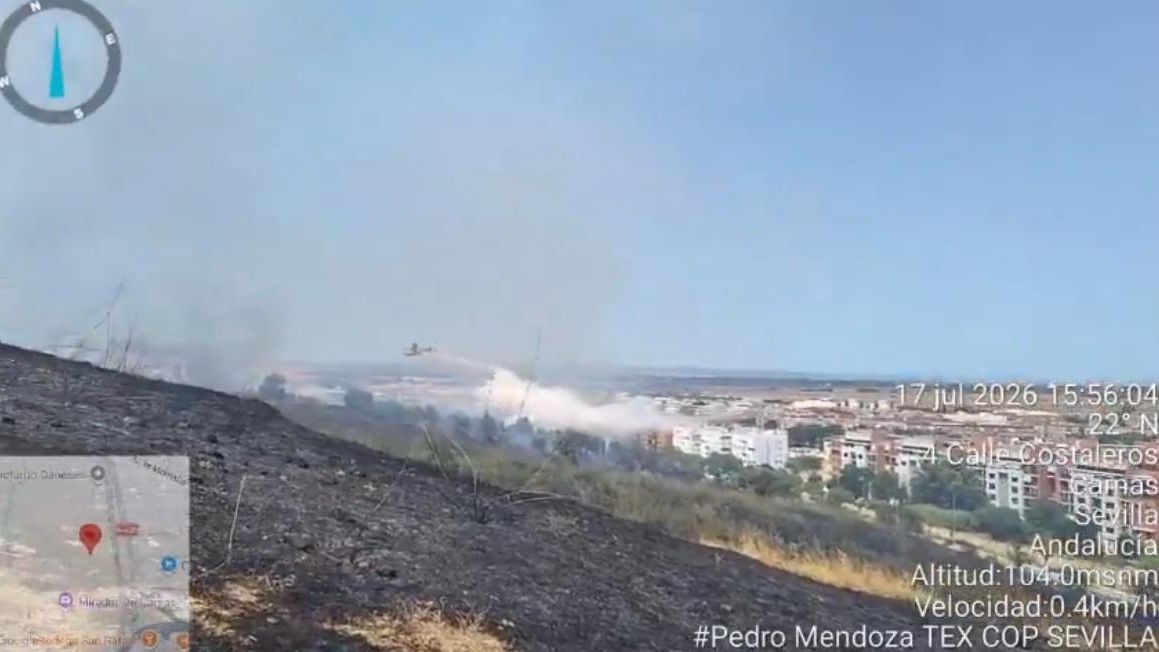 Un incendio en Camas moviliza a 4 parques de bomberos de Sevilla: los efectivos protegen las viviendas cercanas