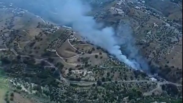 Incendio forestal en Árchez (Málaga): confinan a los vecinos de Cómpeta y desalojan viviendas cercanas al fuego