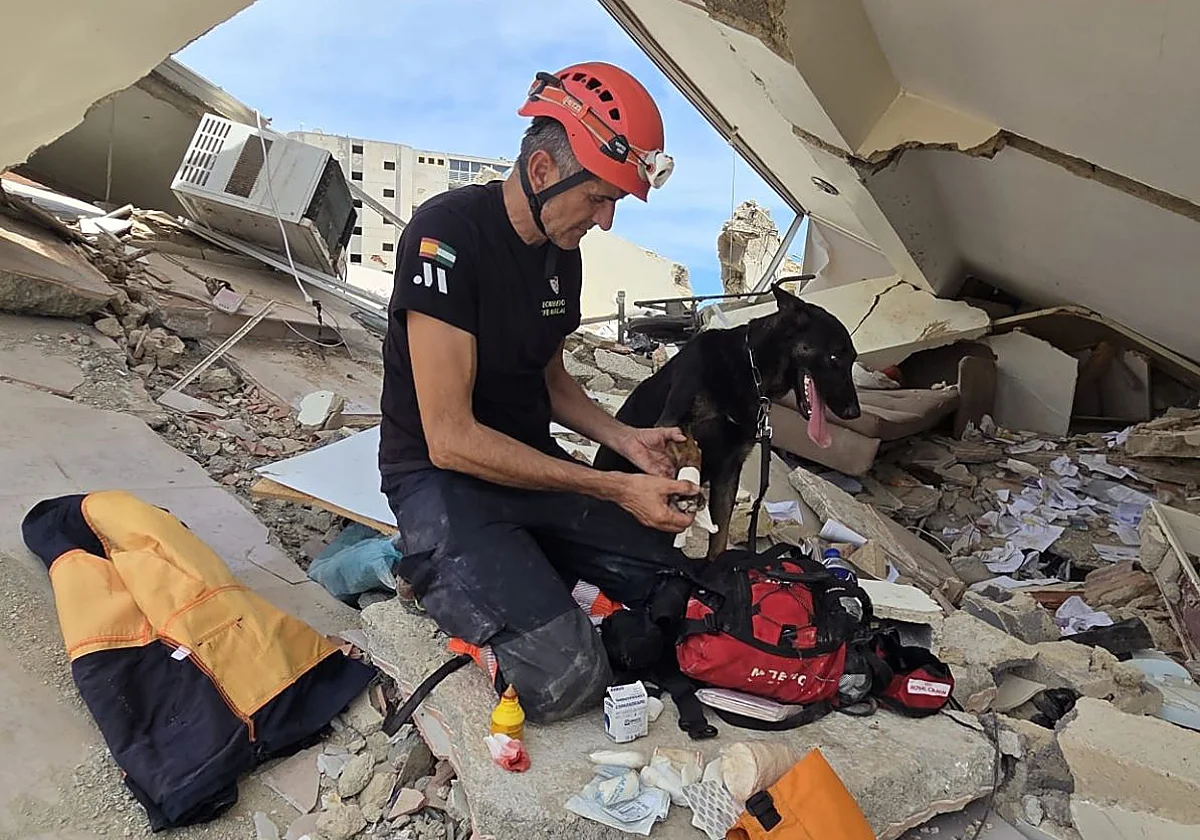 Rafa Porras, bombero desplazado a Venezuela: «Había edificios convertidos en auténticos cementerios»