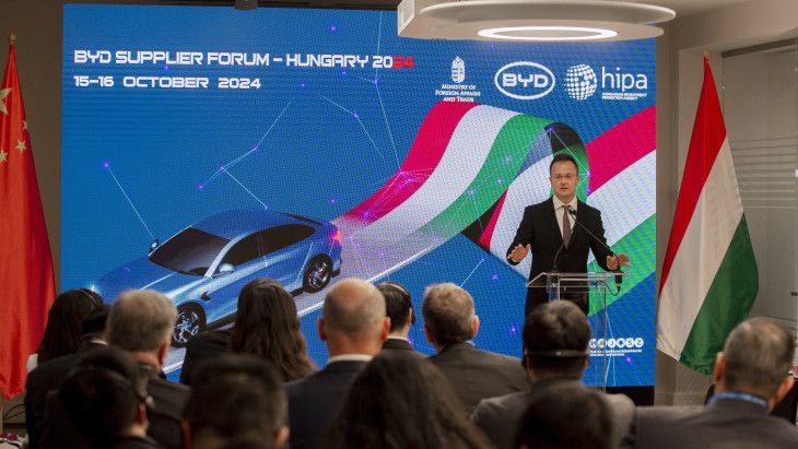 El canciller de Orbán regó a la gigante china BYD con el dinero de los húngaros: Pekín le premia con un puesto en la empresa