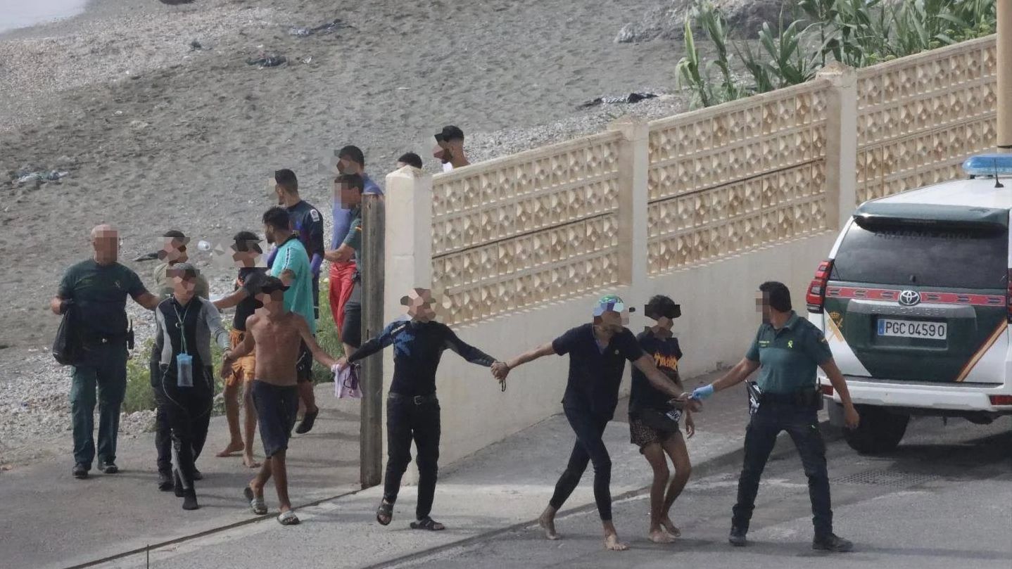 La frontera marítima de Ceuta, un coladero tras impedir el TS las devoluciones en caliente: "Las mafias ya les dan chalecos"