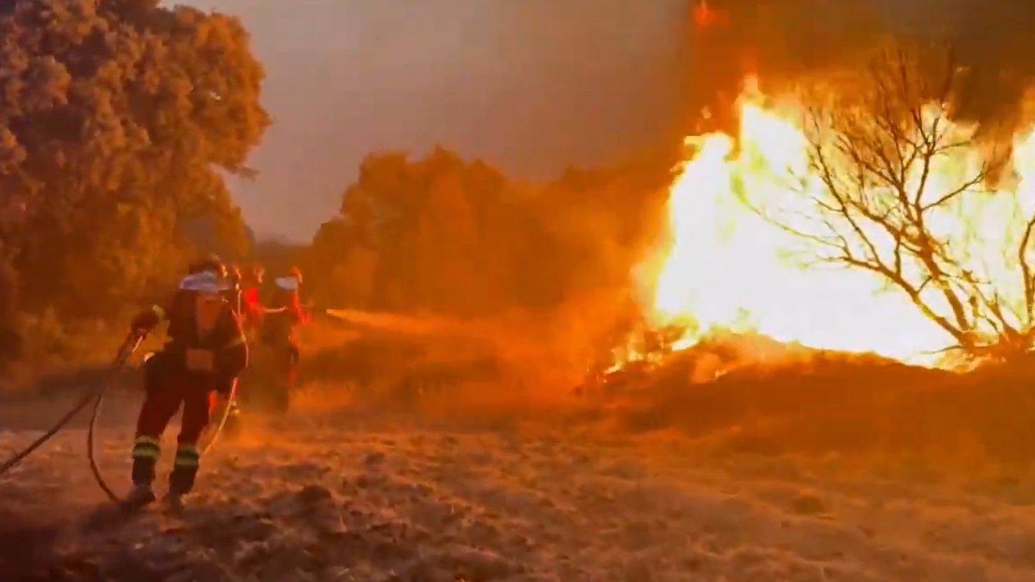 El incendio de Orés pone en prealerta a otros 1.000 vecinos por riesgo de evacuación: "La evolución está siendo lenta"