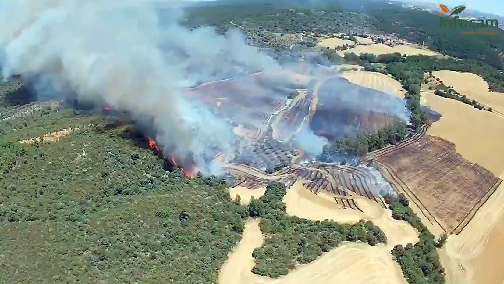 El fuego de La Mierla calcina 5.400 hectáreas y fuerza la evacuación de 600 vecinos: "Está lejos de ser controlado"