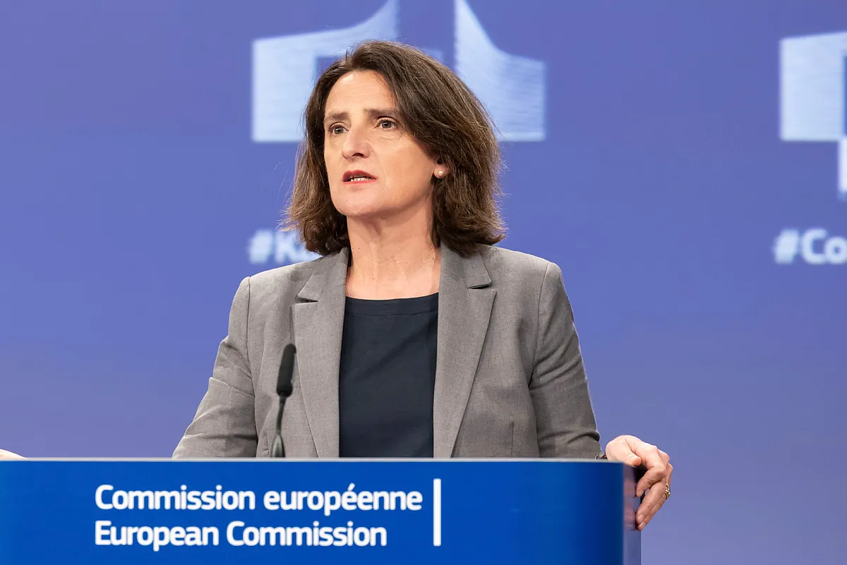 La UE perderá la "carrera a la baja" en regulación, afirma la Comisaria de Competencia