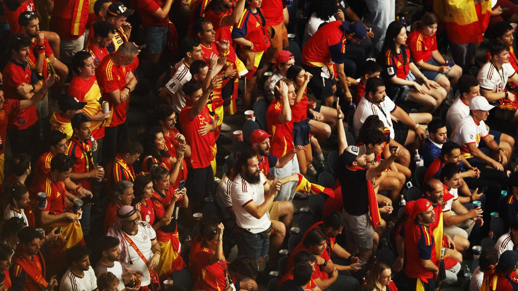 La afición española invoca un peculiar 'Padre Nuestro' antes de la final del Mundial: "Santificado sea De la Fuente"