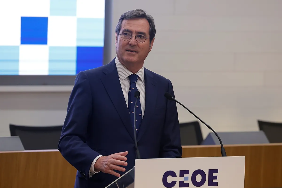 CEOE pide detectar a "los profesionales" del absentismo y valora que Feijóo "coja el guante"