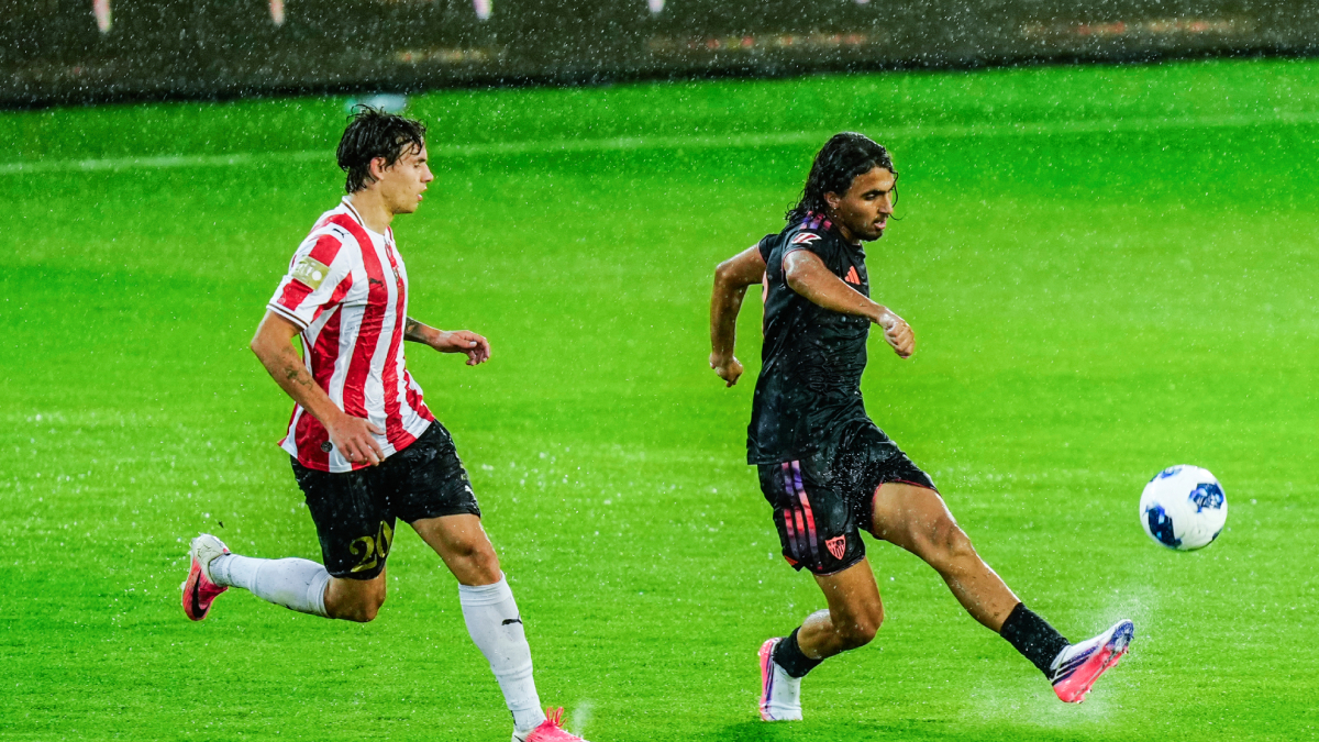 El Sevilla se atasca bajo la lluvia y firma su primera derrota en Cracovia