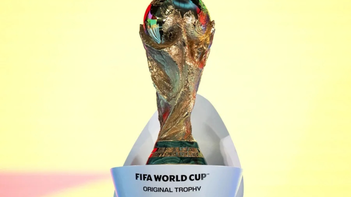 La FIFA vuelve a saltarse su propio protocolo: Trump recibe la Copa del Mundo en el palco antes de la final