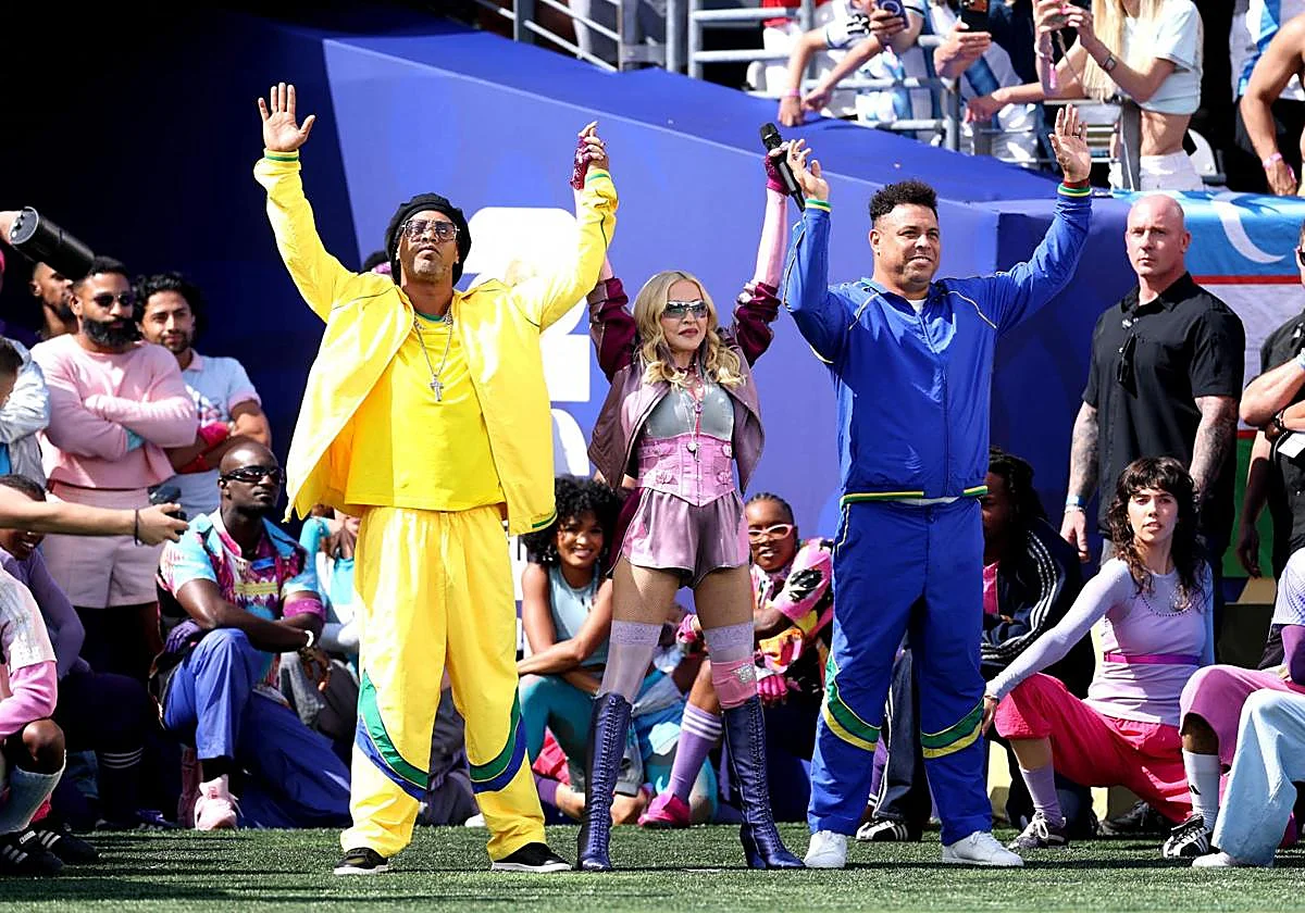 El primer show a lo USA en una final del Mundial: Madonna al volante con Ronaldinho y Ronaldo, Shakira, Justin Bieber...