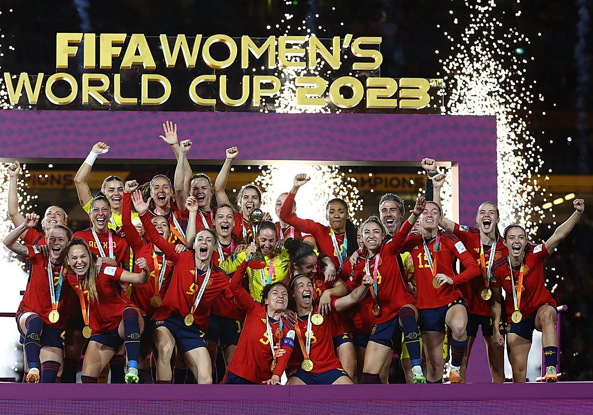 España se convierte en el primer país campeón del mundo de fútbol masculino y femenino al mismo tiempo