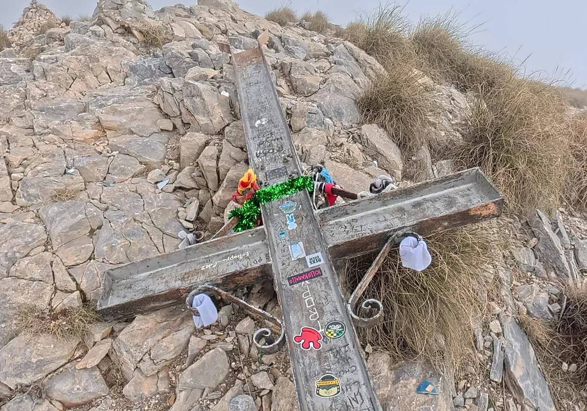Vandalismo en las alturas: derriban la emblemática cruz del Pico del Cielo en la sierra de Nerja