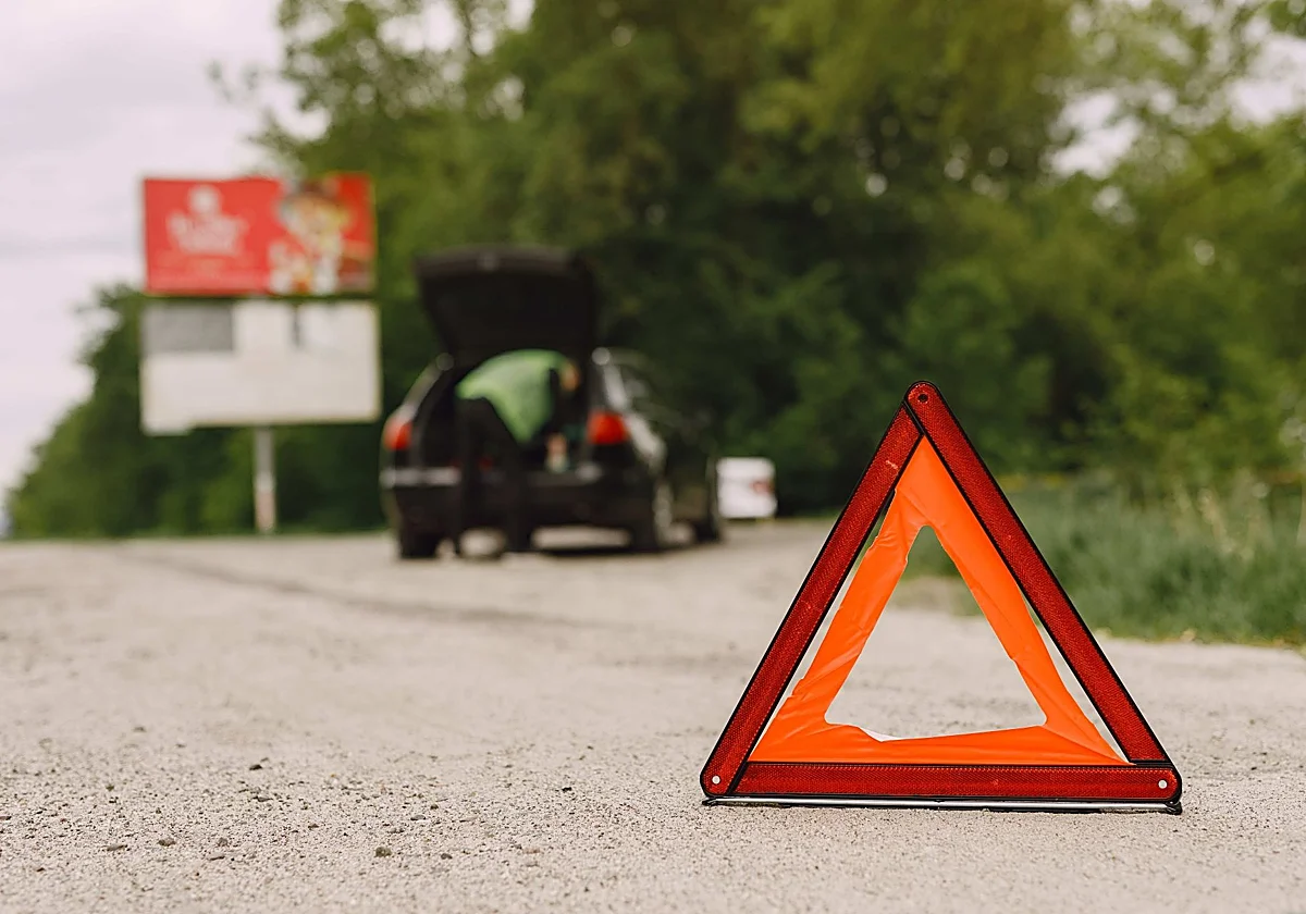 Los peligros de parar el coche en el arcén este verano
