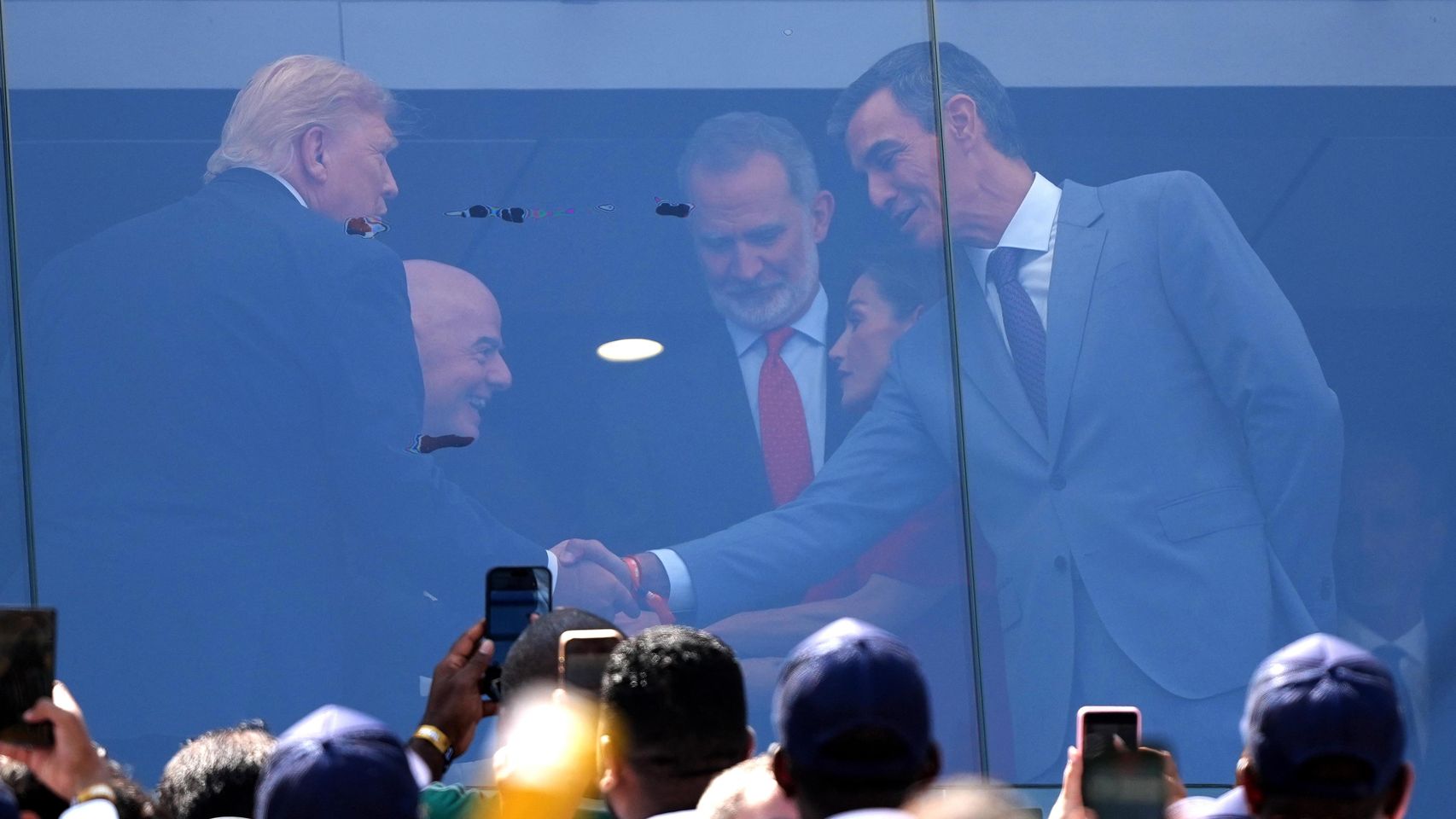 Trump apostó por Messi, dedicó un frío saludo a Sánchez... y se coló en la foto de la victoria tras entregar la Copa a Rodri