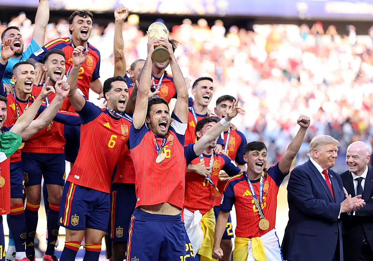 Trump la lía: helicóptero, abucheos y 'photobomb' con la copa