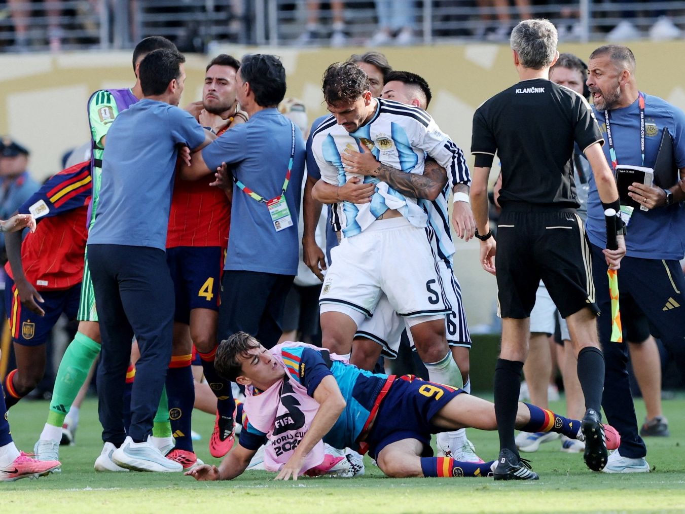 El mal perder de Nahuel y Paredes: puñetazos y patadas a Eric García, Gavi y Rodri tras la derrota en la final del Mundial