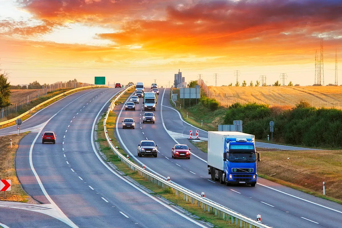 La DGT avisa: el gesto que muchos conductores siguen haciendo y cuesta 500 euros