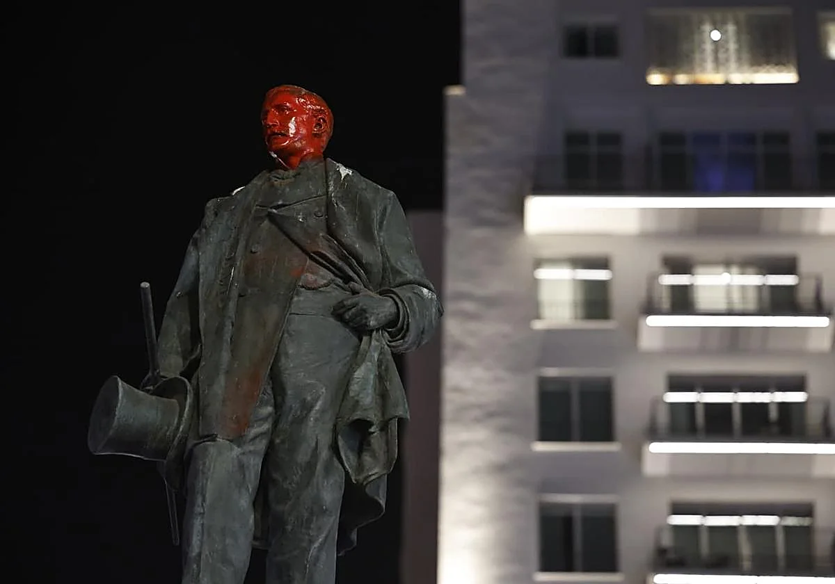 Pintan de rojo parte de la estatua del Marqués de Larios durante la celebración del Mundial en Málaga