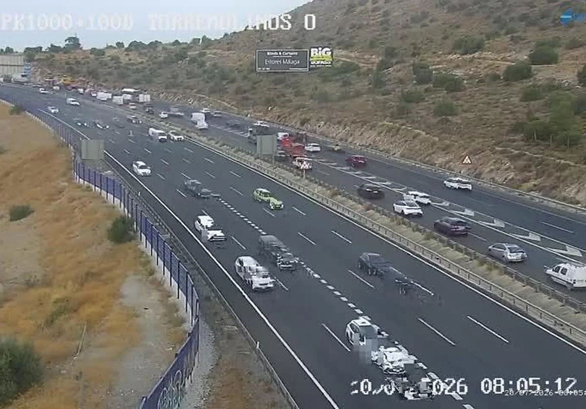 Un alcance entre un coche y una moto complica el tráfico en la A-7 en Torremolinos