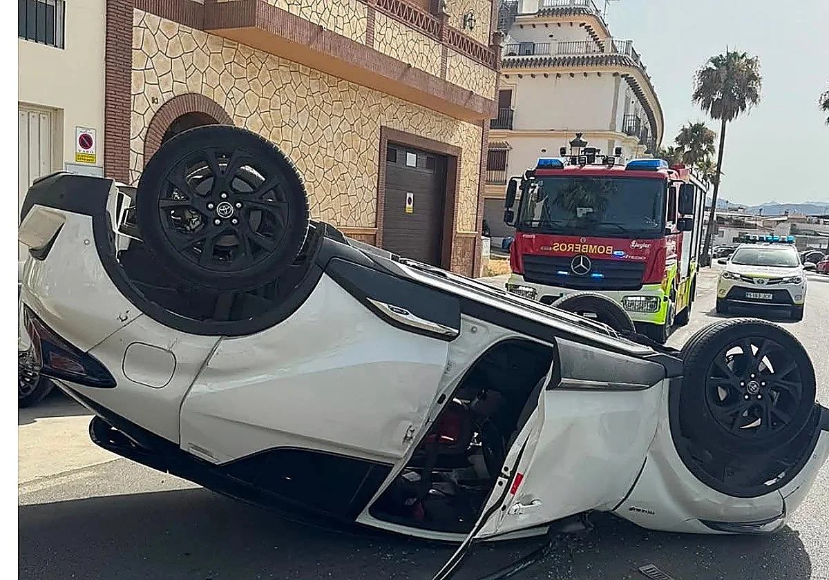 Malaga town collision between two vehicles overturns one car and injures one person