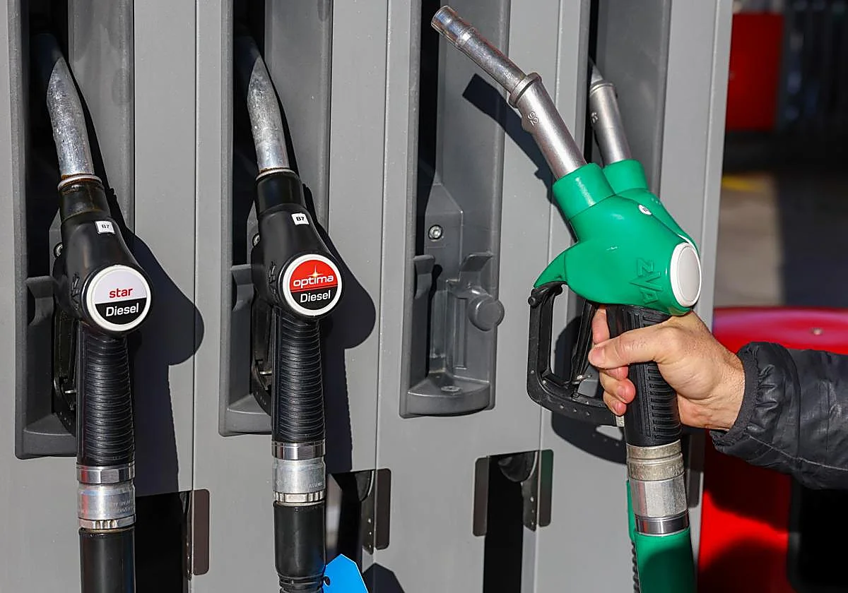 Los carburantes tocan su mínimo anual en plena Navidad