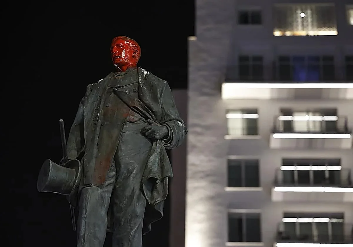 Spain fans paint head of Marqués de Larios statue in Malaga city centre red during victory celebrations