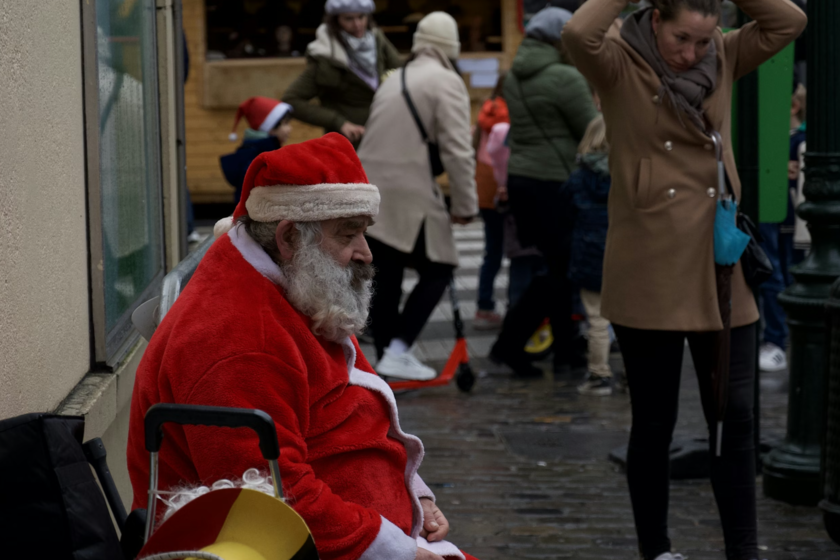 La Navidad se ha convertido en el gran negocio de la felicidad, y eso convierte la tristeza en algo revolucionario
