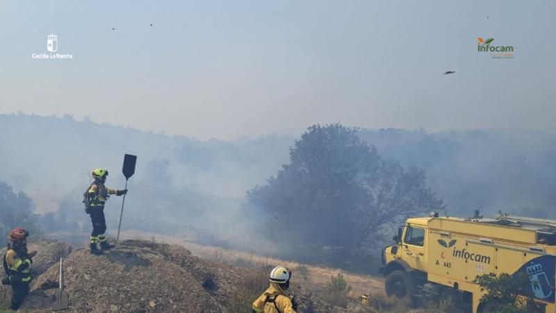 El incendio de Guadalajara avanza fuera de control: las llamas saltan cortafuegos de 40 metros y hay 1.200 evacuados