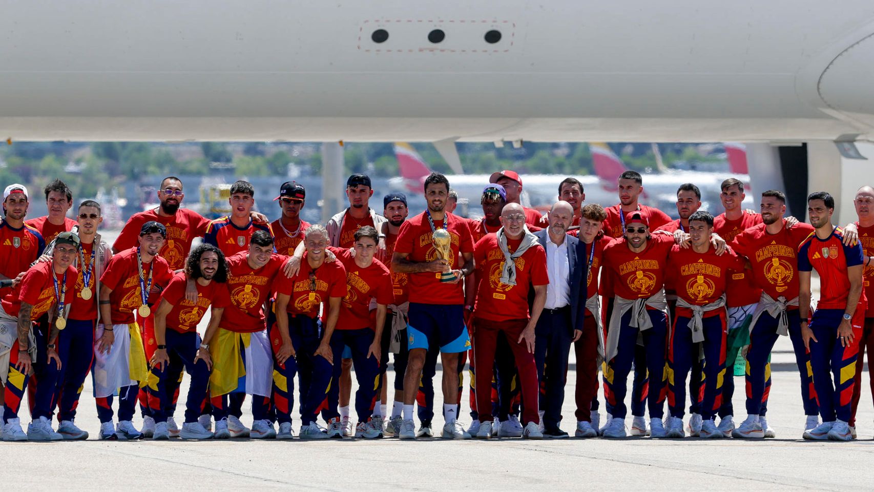 La Copa ya está aquí: la Selección aterriza en Barajas y se prepara para celebrar el Mundial con la afición