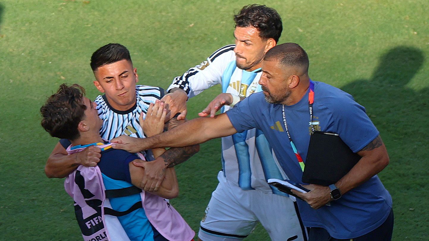 La FIFA abre un expediente a la selección argentina por la pelea y los incidentes tras la final del Mundial ante España