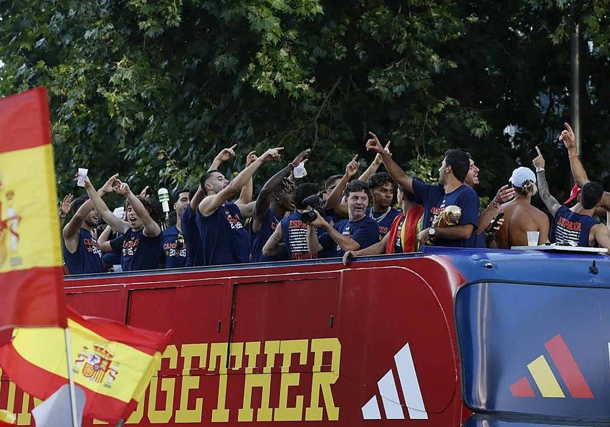 Cucurella amaga con tirar la Copa, Borja Iglesias de DJ... las anécdotas de la fiesta de La Roja