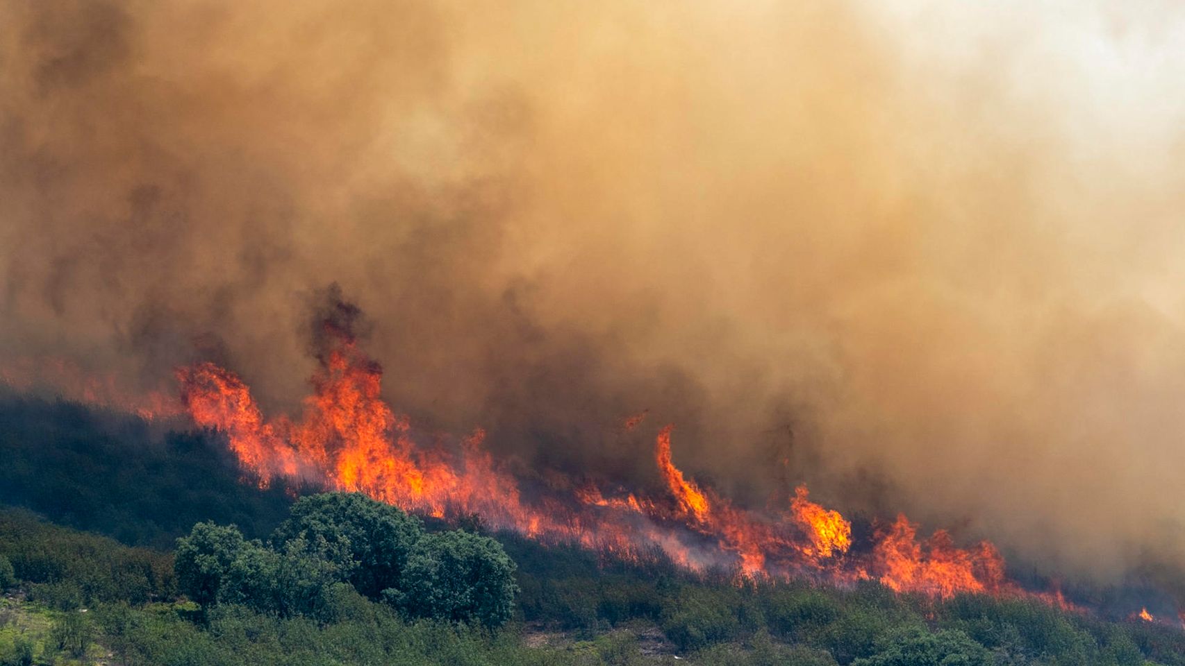 Terror en Hiendelaencina ante el incendio de La Mierla: "Tenemos, al menos, cinco días muy malos por delante"
