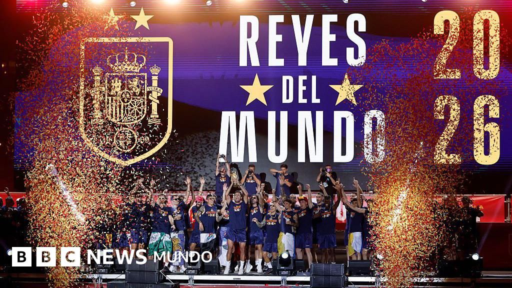 Las imágenes de los multitudinarios festejos de los jugadores de la selección española por las calles de Madrid tras proclamarse campeones en el Mundial 2026