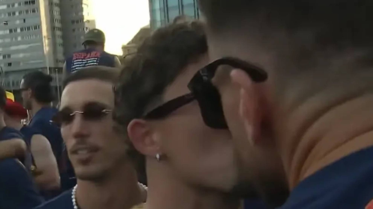 El beso en la boca de Yeremy y Unai en plena rúa