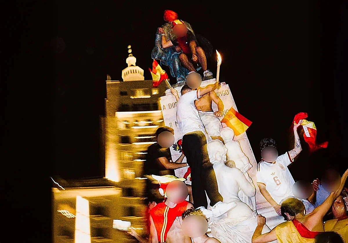 Malaga searches for vandal who painted Marqués de Larios statue red, an act punishable by prison sentence