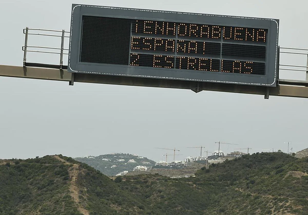 «¡Enhorabuena España! 2 estrellas»: la celebración llega a los paneles de la AP-7
