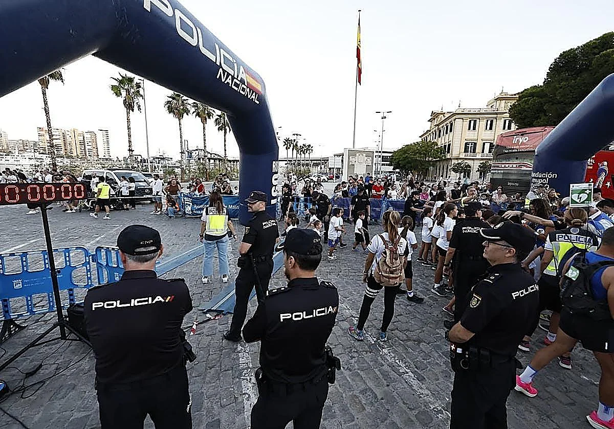 Carrera nocturna de la Policía Nacional a beneficio del Teléfono de la Esperanza