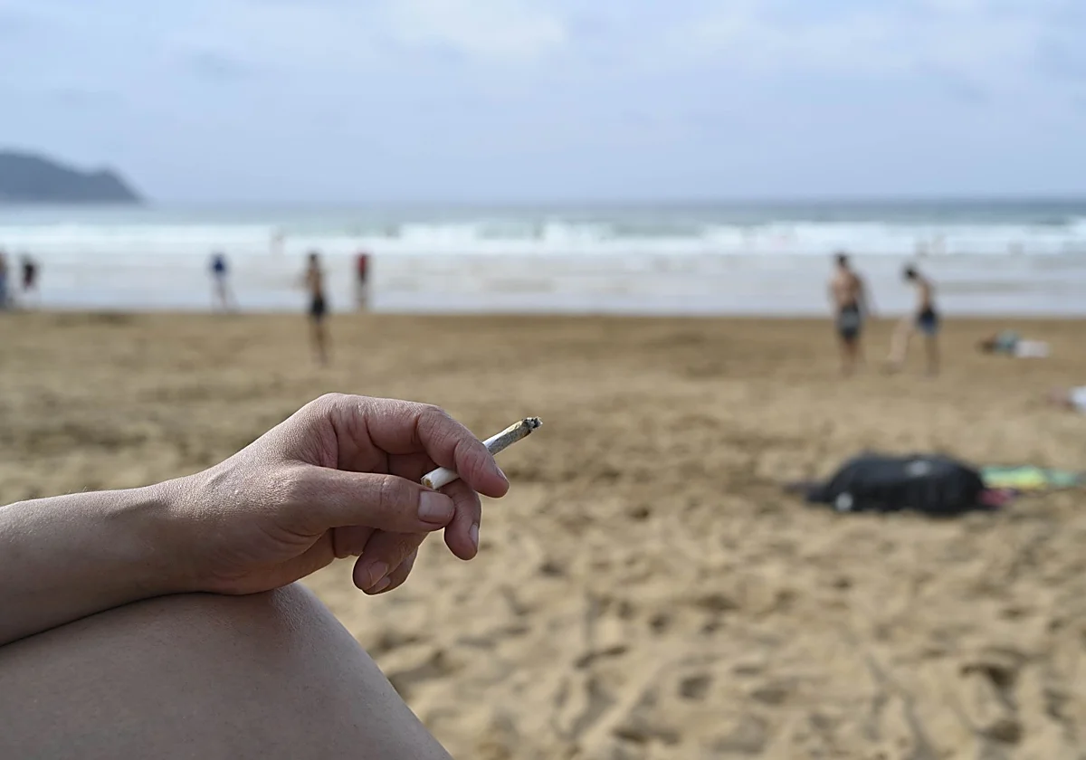 Ni cigarrillos ni 'vapers' en la playa: la ley Antitabaco amplía los espacios sin humo más allá de las terrazas