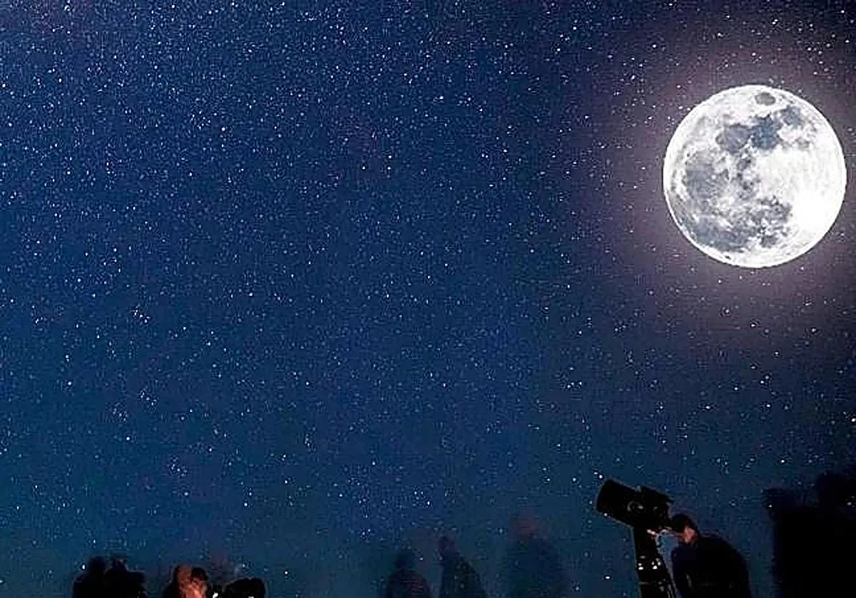 Fusión de música en directo y observación astronómica en Rincón de la Victoria