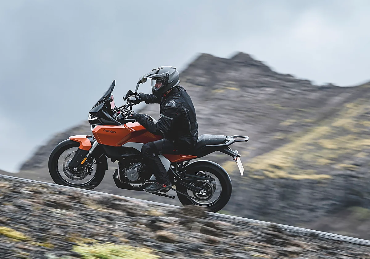 Prueba Norton Atlas Apex: Una trail rutera y premium para cimentar un regreso histórico