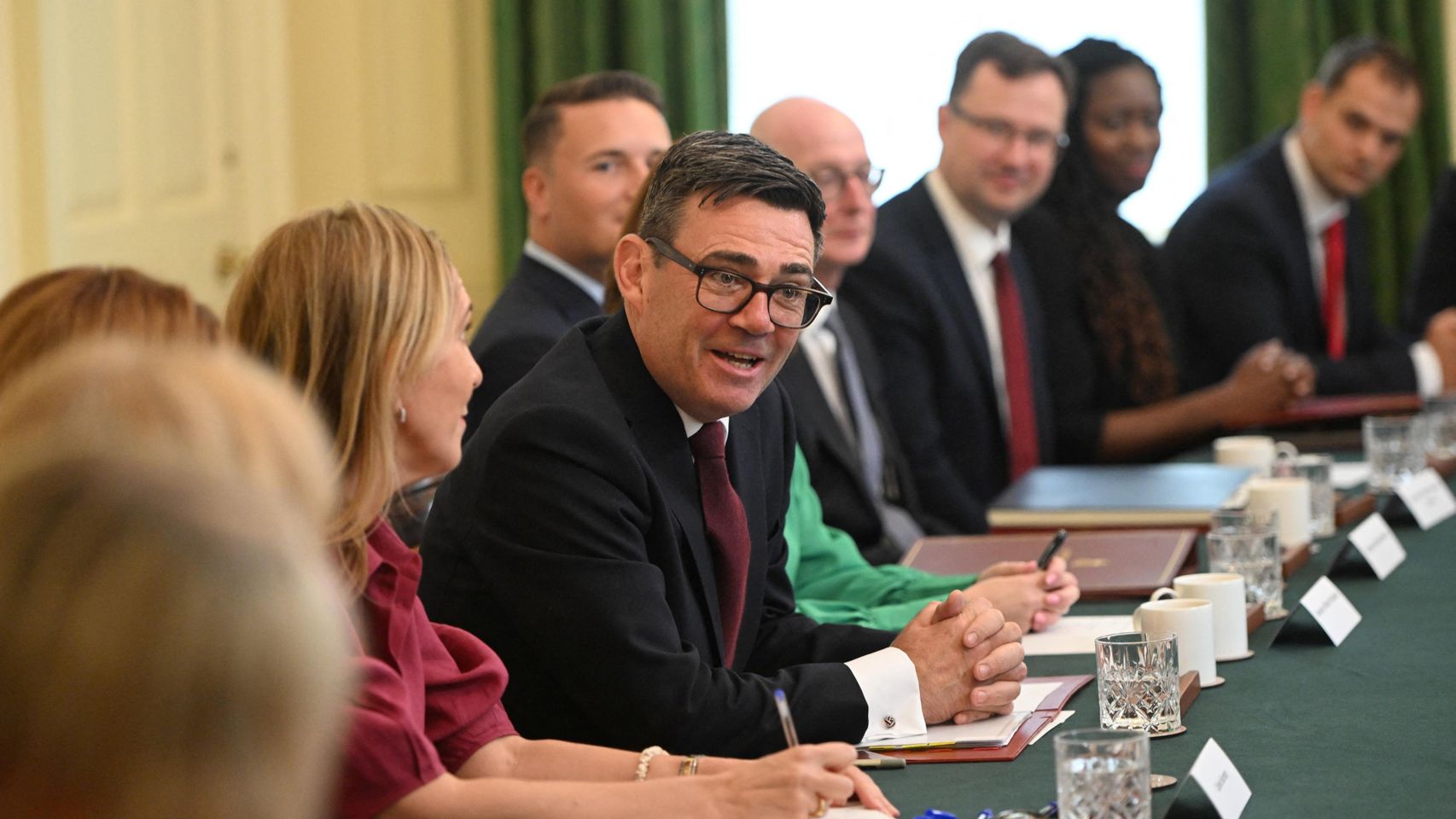 Burnham no pierde el tiempo: recupera al ministro de Defensa que le dimitió a Starmer y retira el IVA para la luz de los hogares