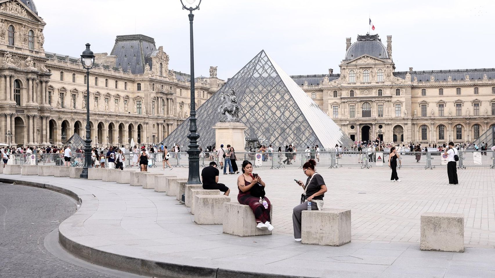 El Louvre reabre al público la Galería de Apolo nueve meses después del impactante robo de las joyas de la Corona