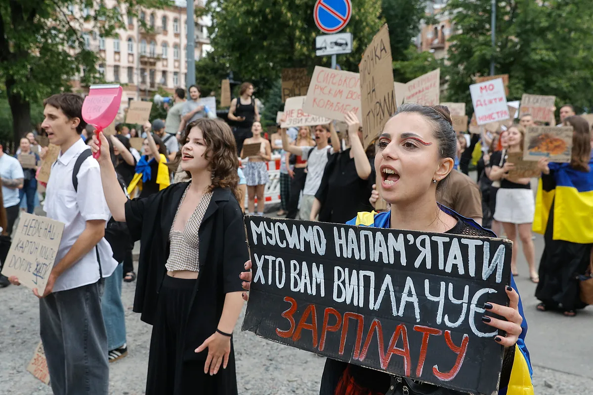 Zelensky retira al máximo general de Ucrania después de protestas masivas