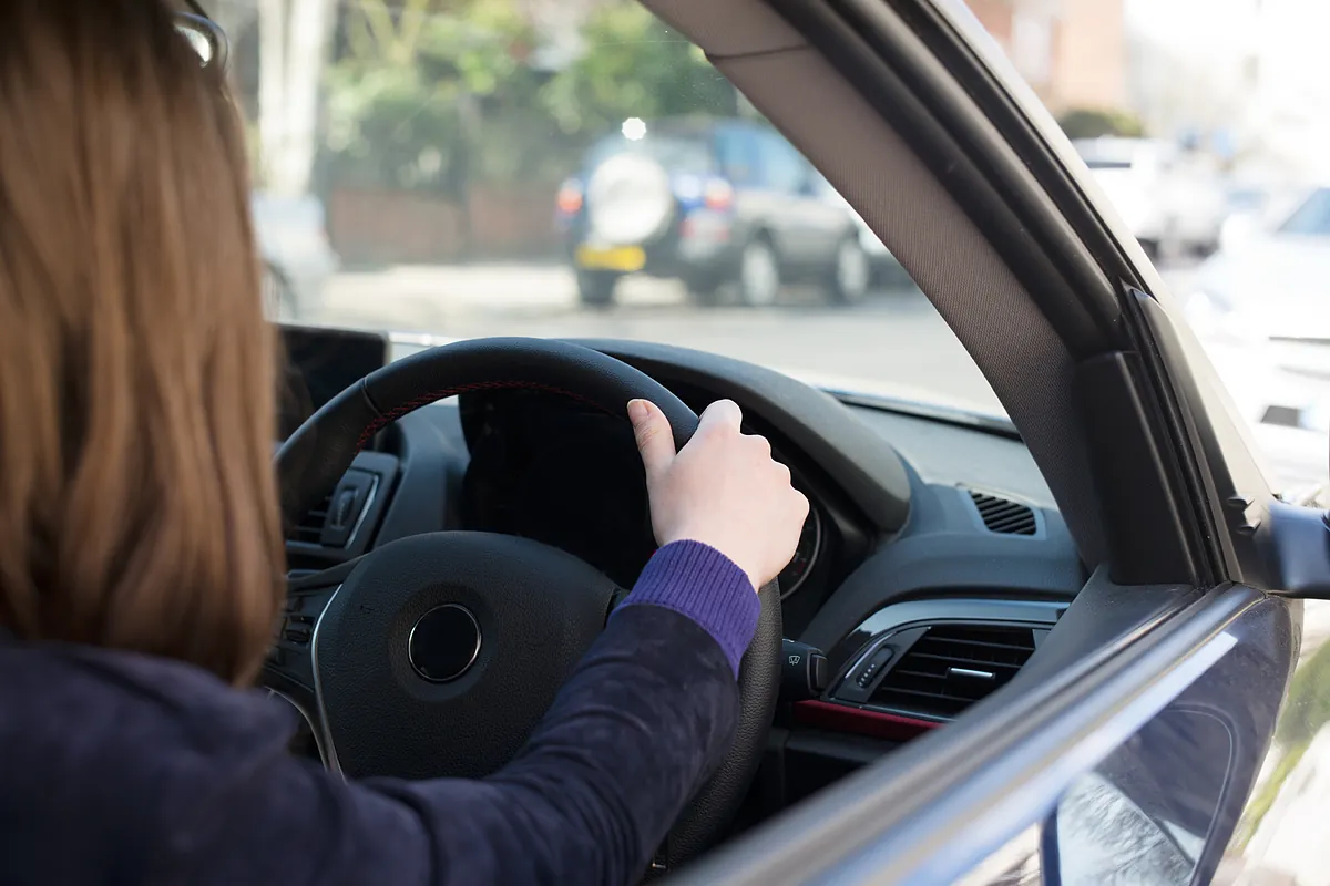 La DGT cambia las normas: los jóvenes podrán obtener el carnet de conducir desde los 17 años