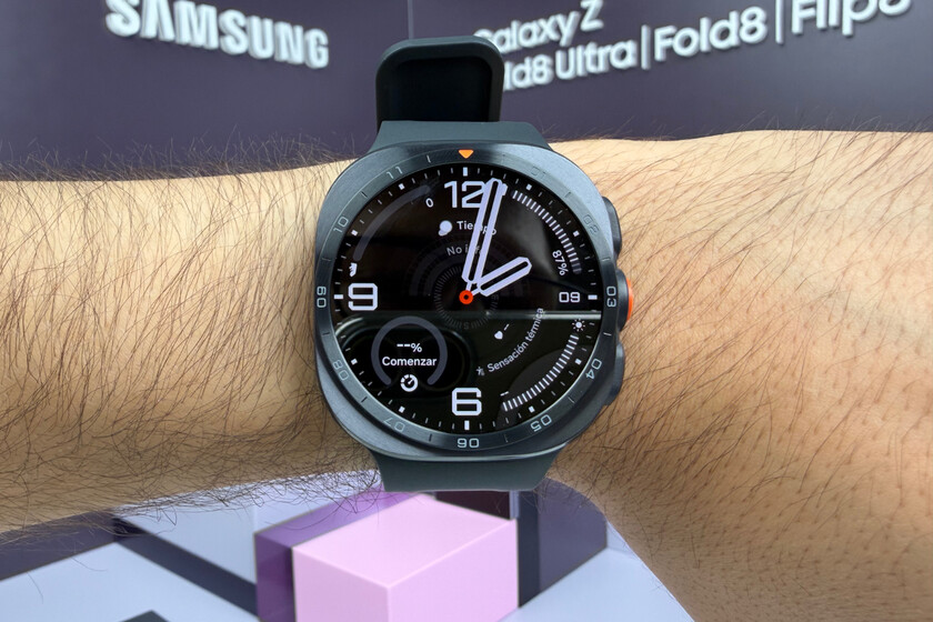 Hay dos cosas en las que un smartwatch siempre puede mejorar: batería y brillo. Samsung ha tomado buena nota